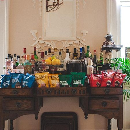 슈루즈버리 다윈스 타운하우스 B&B 외부 사진 A wet bar