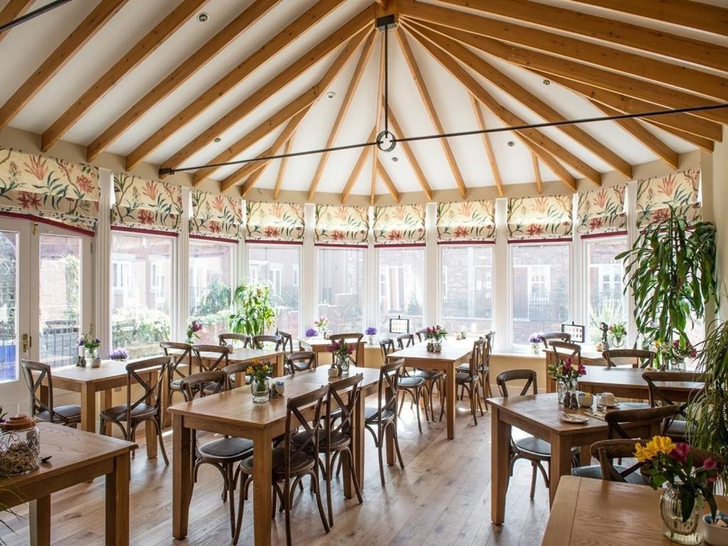 슈루즈버리 다윈스 타운하우스 B&B 외부 사진 The restaurant at the National Motor Museum