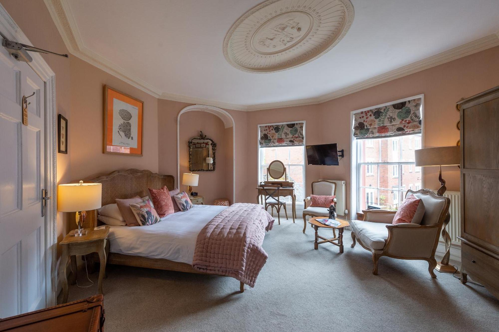 슈루즈버리 다윈스 타운하우스 B&B 외부 사진 A bedroom at The Swan