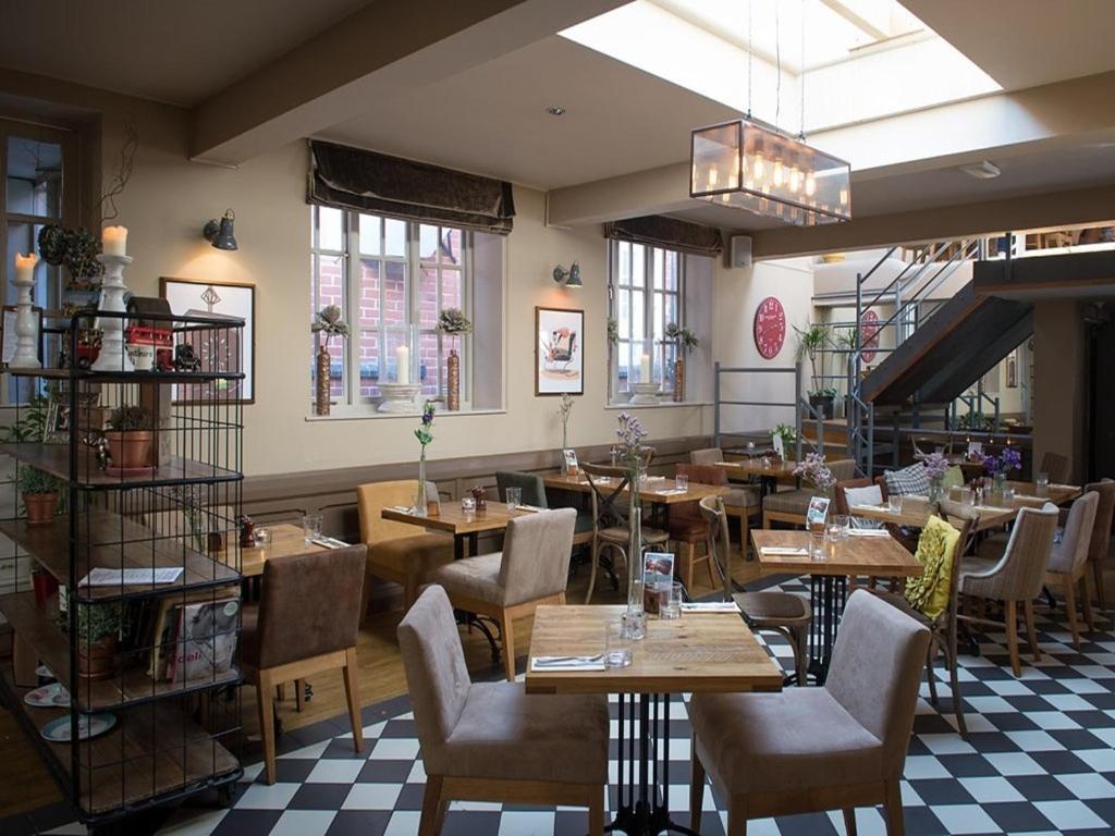 슈루즈버리 다윈스 타운하우스 B&B 외부 사진 The restaurant at The Old Bank