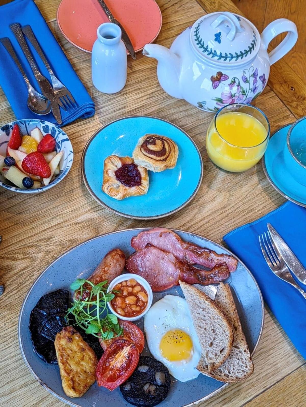 슈루즈버리 다윈스 타운하우스 B&B 외부 사진 A full English breakfast