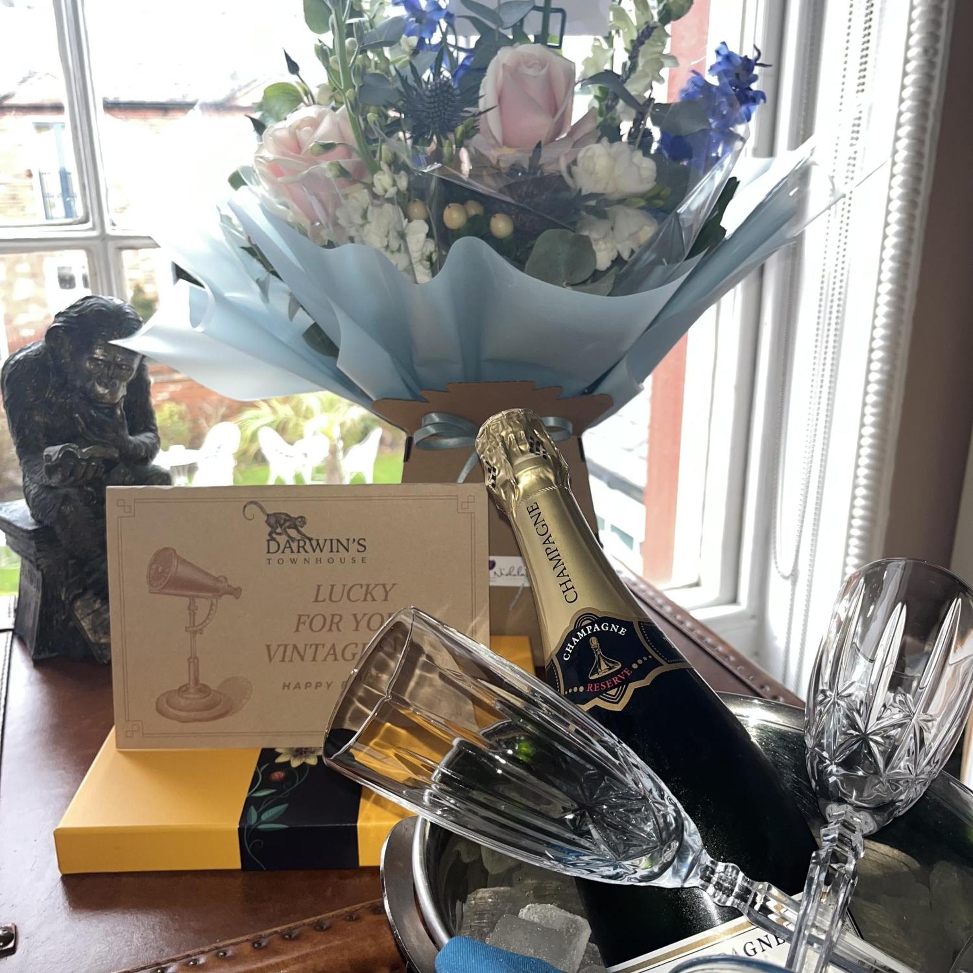 슈루즈버리 다윈스 타운하우스 B&B 외부 사진 A bottle of Dom Pérignon
