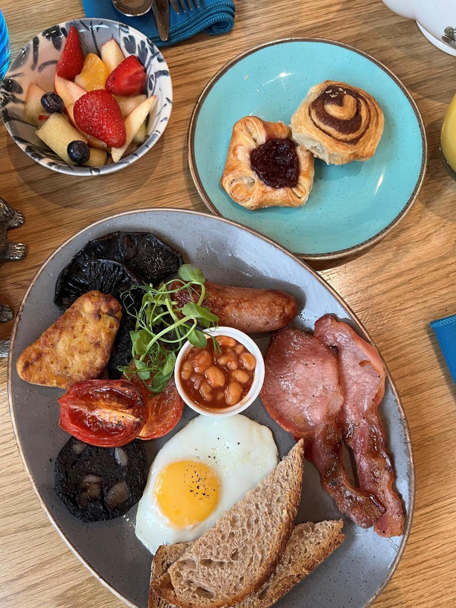 슈루즈버리 다윈스 타운하우스 B&B 외부 사진 English breakfast