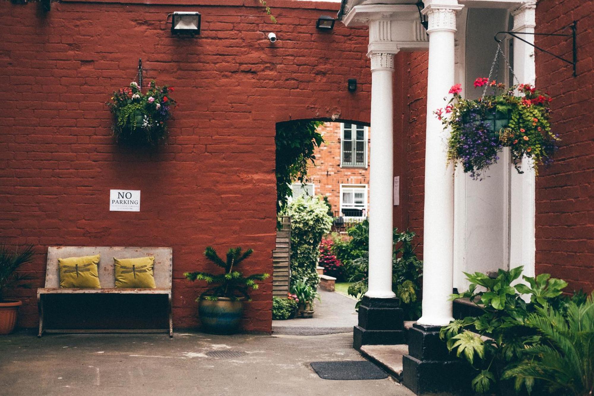 슈루즈버리 다윈스 타운하우스 B&B 외부 사진 The entrance to the courtyard of the former St. Mary's Hospital