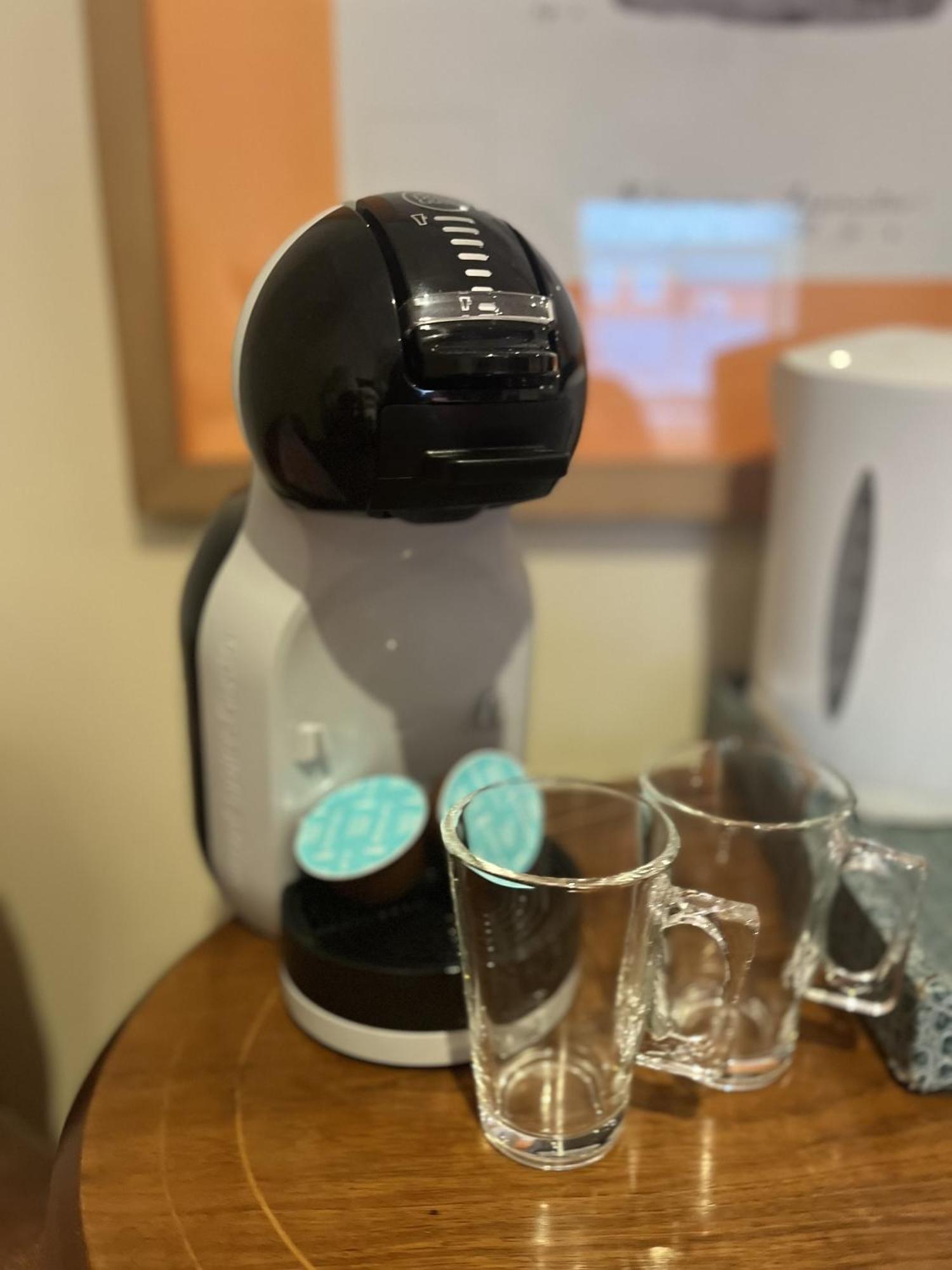 슈루즈버리 다윈스 타운하우스 B&B 객실 사진 A Dolce Gusto coffee machine
