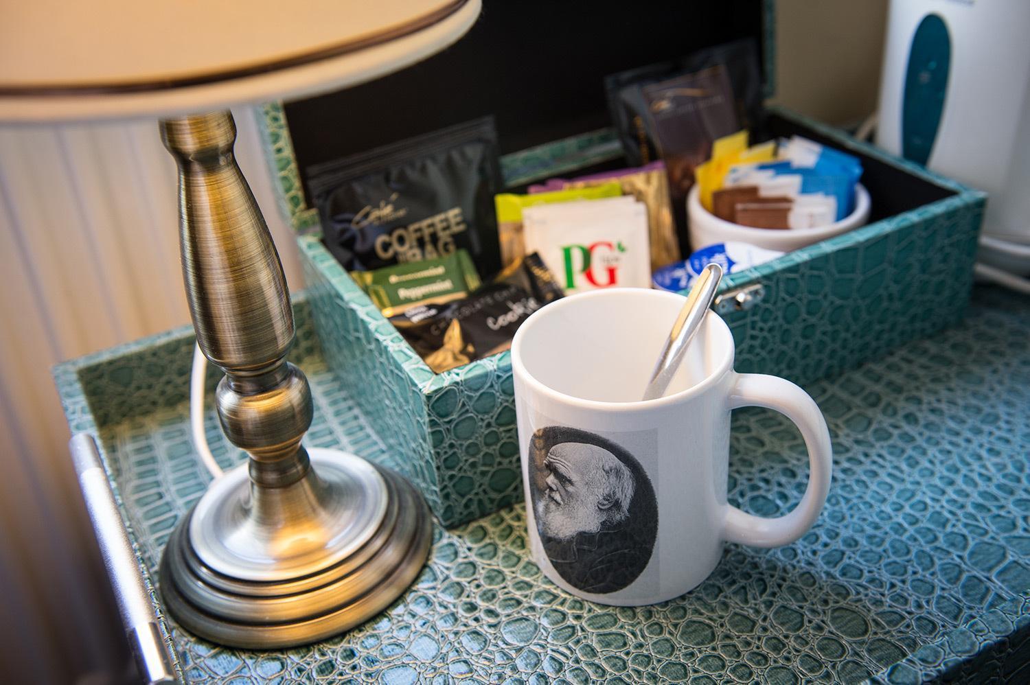 슈루즈버리 다윈스 타운하우스 B&B 객실 사진 A coffee and tea tray in a hotel room