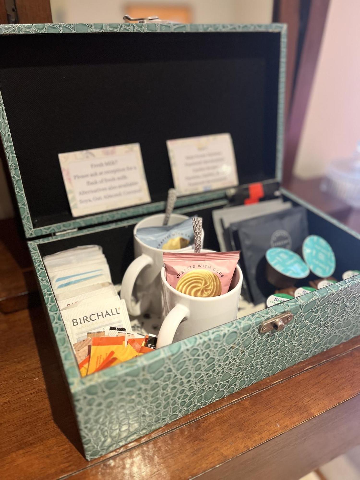 슈루즈버리 다윈스 타운하우스 B&B 객실 사진 A tea box