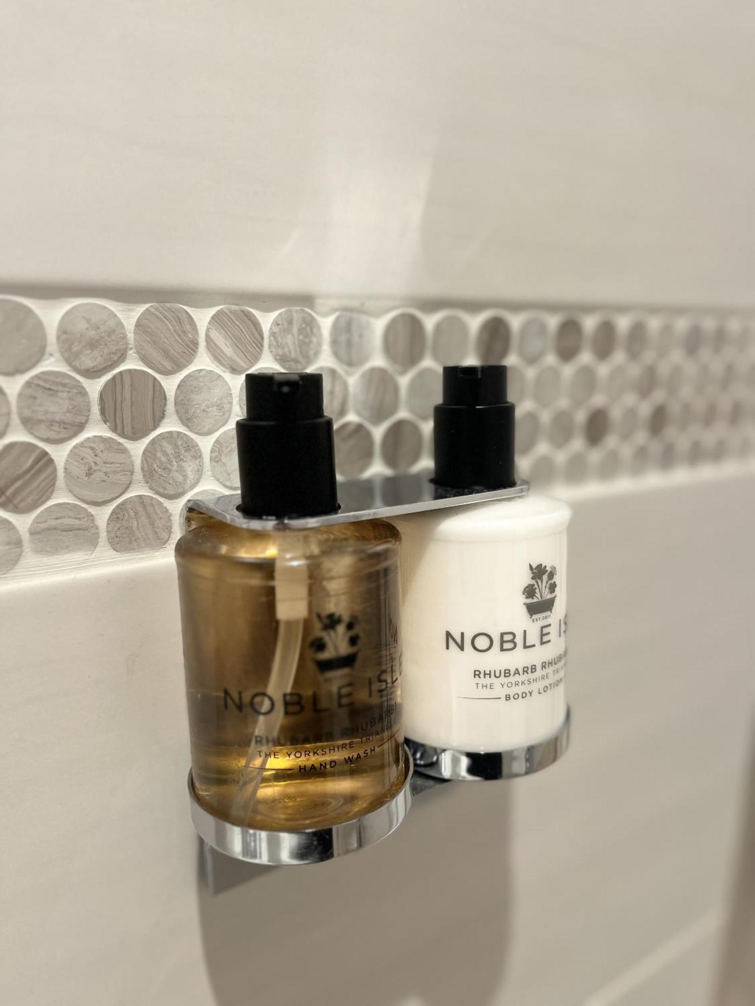 슈루즈버리 다윈스 타운하우스 B&B 객실 사진 Noble Isle products
