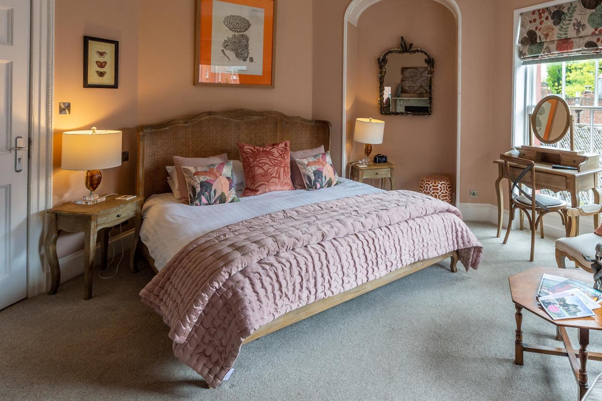 슈루즈버리 다윈스 타운하우스 B&B 객실 사진 A bedroom at The Old parsonage